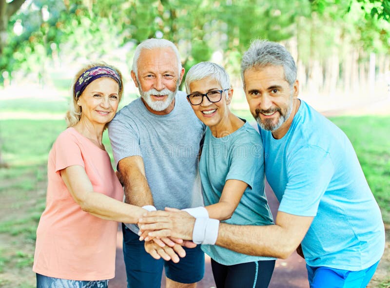 Gimnasia al aire libre mujer hombre estilo de vida deporte activo ejercicio saludable ajuste del equipo de retiro conjunto manos a imagen de archivo