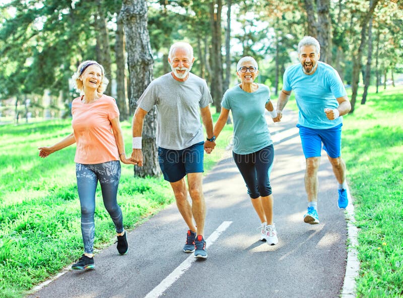 Gimnasia al aire libre mujer hombre estilo de vida deporte activo ejercicio saludable jubilación imágenes de archivo libres de regalías