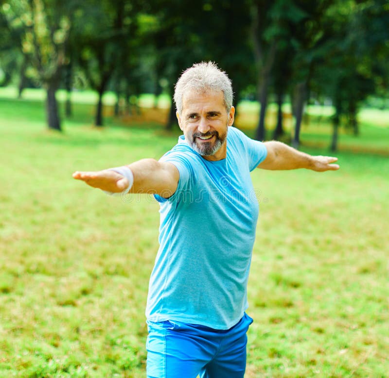 Gimnasia al aire libre mujer hombre estilo de vida deporte activo ejercicio sano adecuado jubilación estiramiento pareja de ancian fotografía de archivo libre de regalías