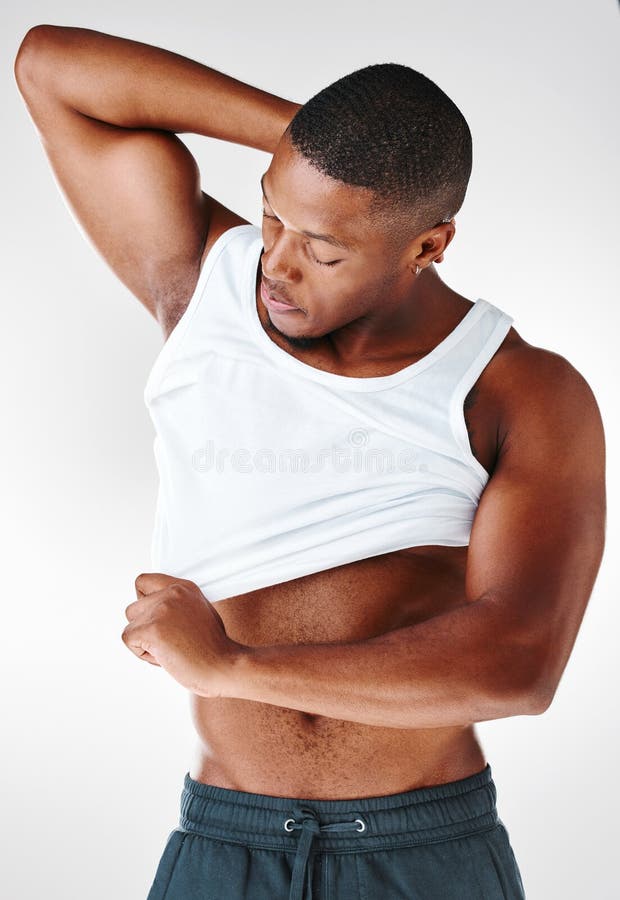 Gimnasia armamentística y hombre africano con camiseta en estudio para el ejercicio de bienestar y la salud. abs de ropa y culturi imagen de archivo