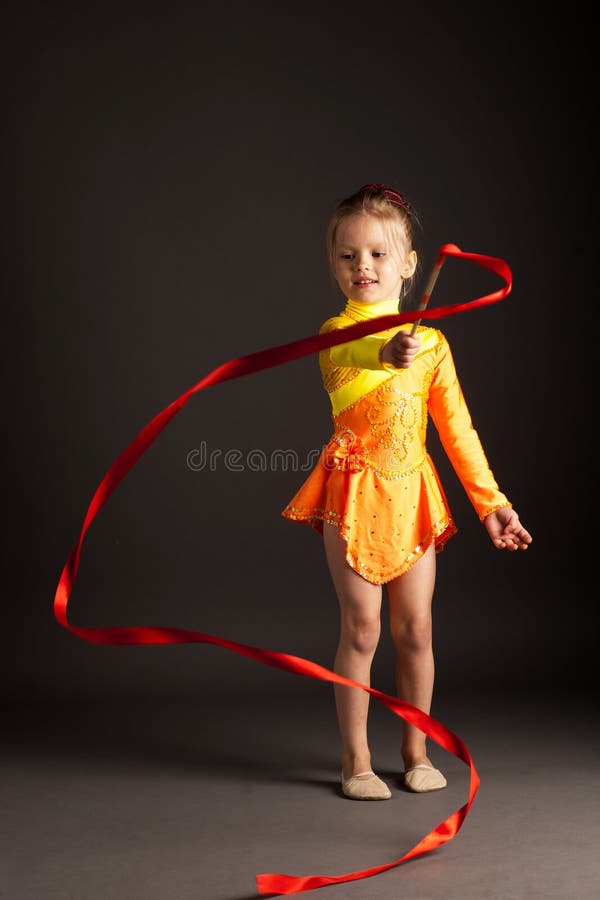 Niño niña cinta rítmica gimnasia ejercicio