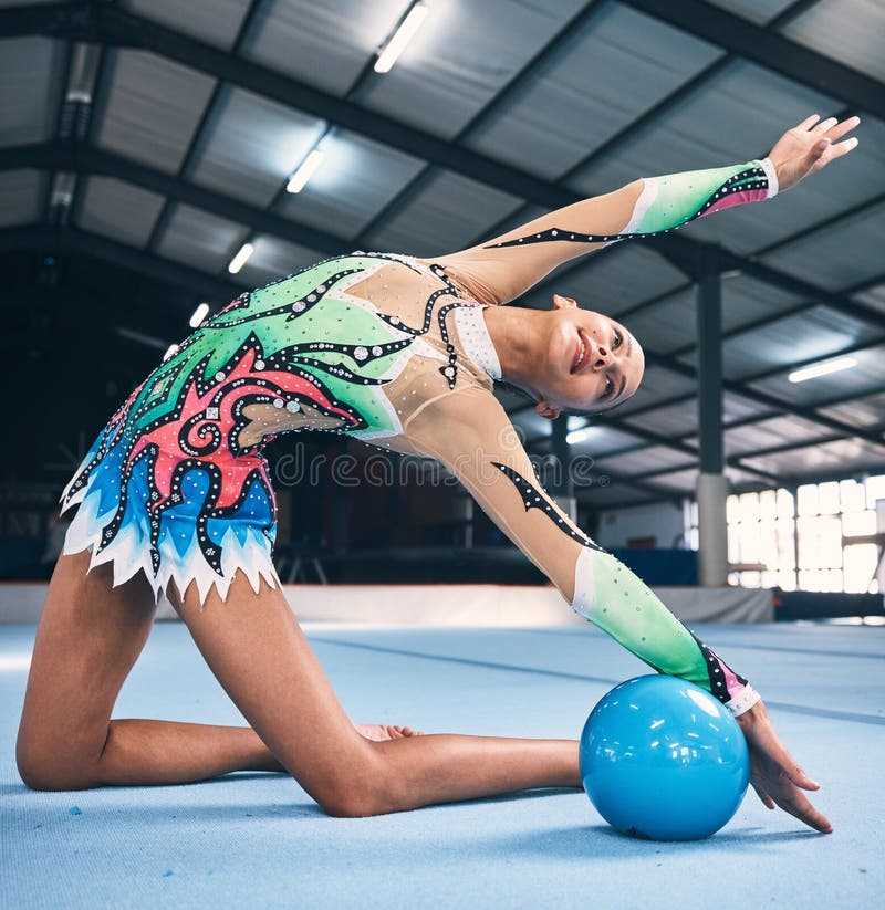 Cinta, gimnasia y estiramiento flexible de la mujer en el rendimiento, el  entrenamiento de bailarines y la competencia deportiva. Atleta femenina,  movimiento rítmico y equilibrio Fotografía de stock - Alamy