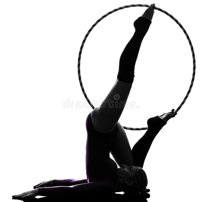 Gimnasia rítmica con la silueta de la mujer del aro del hula foto de archivo libre de regalías Gimnasia rítmica con la silueta de la mujer del aro del hula foto de archivo libre de regalías