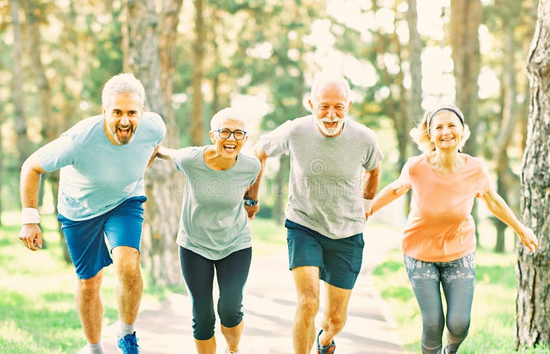 Gimnasio al aire libre mujer hombre estilo de vida deporte activo deporte saludable corredor correr jogging adulto gris imagen de archivo libre de regalías