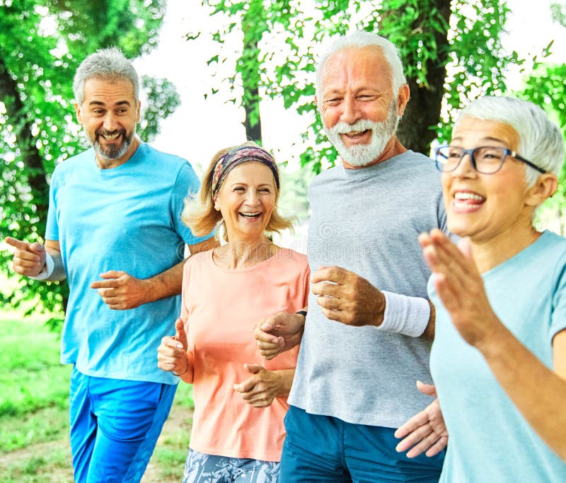 Gimnasio al aire libre mujer hombre estilo de vida deporte activo deporte saludable corredor correr jogging adulto gris foto de archivo