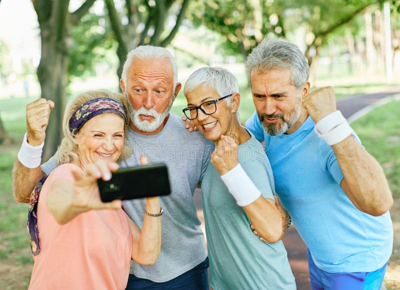 Gimnasio al aire libre mujer hombre estilo de vida deporte activo sano adecuado retiro selfie teléfono móvil imagen de archivo libre de regalías