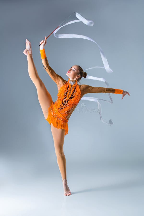 Gimnasta Joven En Un Fondo Blanco Imagen De Archivo - Imagen De Sano