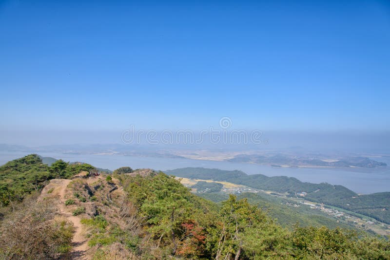 GIMPO, COREA - 9 OTTOBRE 2014: Vista della costa in Corea del Nord fotografie stock libere da diritti GIMPO, COREA - 9 OTTOBRE 2014: Vista della costa in Corea del Nord fotografie stock libere da diritti