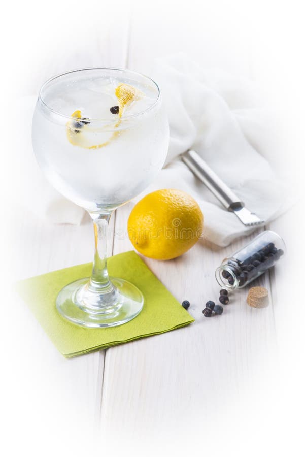 Gin Tonic Auf Einem Highball Glas Stockfoto Bild von kalk, ballon