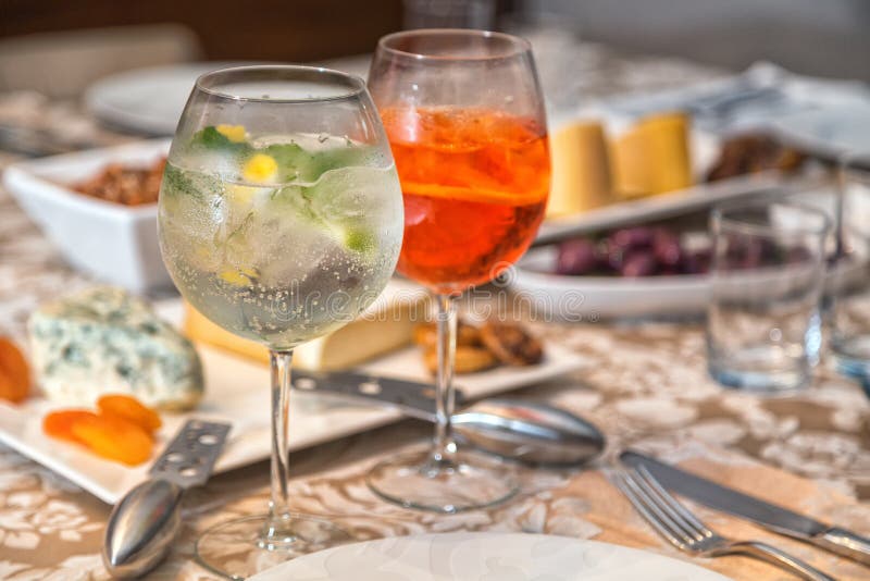 Gin Tonic e Aperol Spritz immagine stock. Immagine di rinfrescare