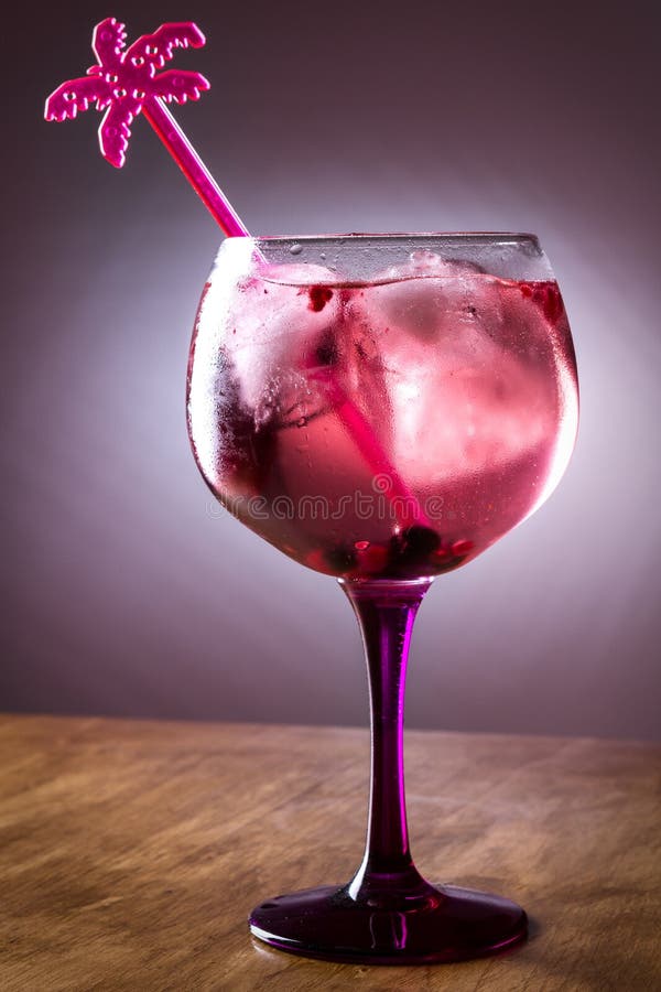 Gin_tonic_red_fruit photo stock. Image du fermer, événement 36335024