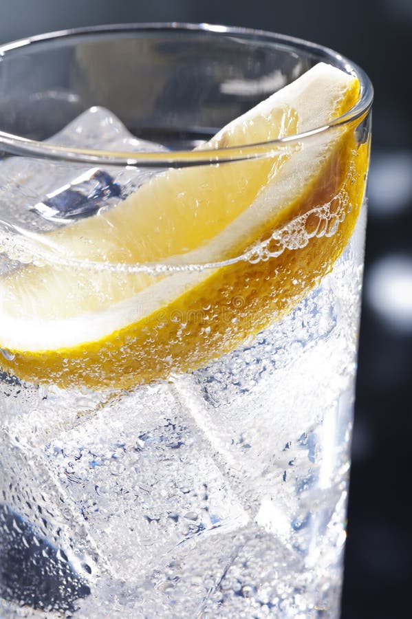 Gin Tonic of Tom Collins stock foto. Image of absoluut 30629446