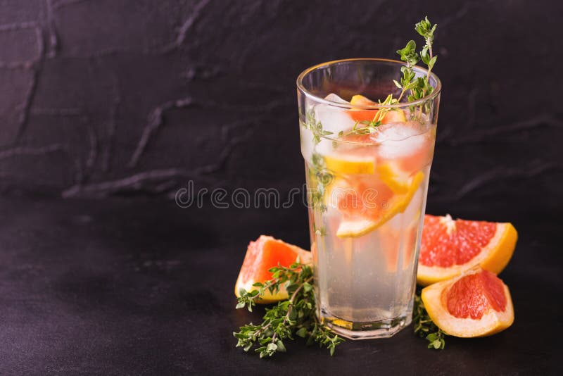 Ginbitterlemon Mit Thymian Und Pampelmuse Fruchtlimonade Stockfoto ...