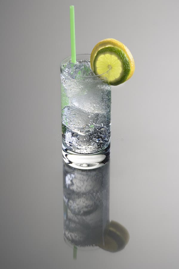 Ginebra y coctel del tónico imágenes de archivo libres de regalías Ginebra y coctel del tónico imágenes de archivo libres de regalías