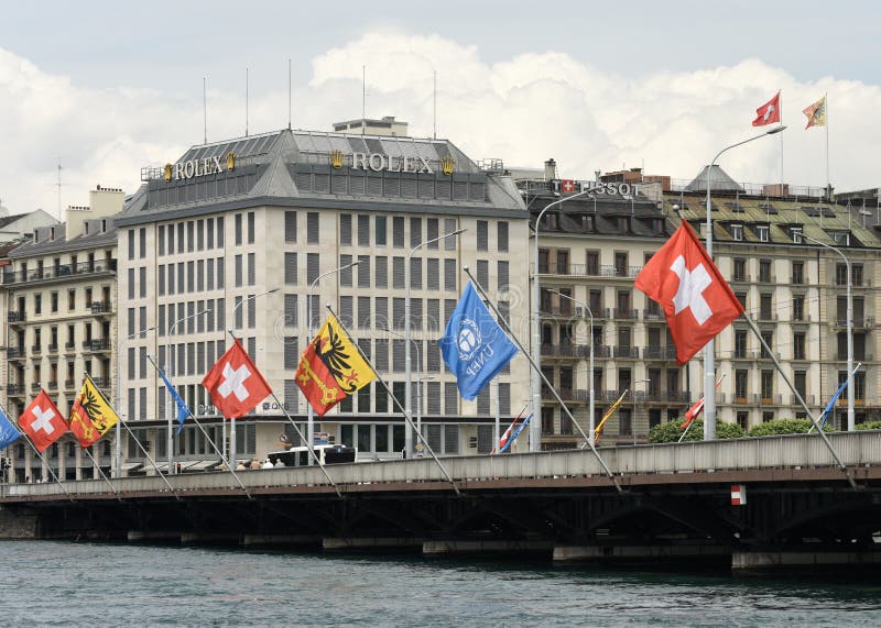 Ginevra, Svizzera - 5 giugno 2017: Gli svizzeri diminuiscono e bandiera del gene immagine stock libera da diritti Ginevra, Svizzera - 5 giugno 2017: Gli svizzeri diminuiscono e bandiera del gene immagine stock libera da diritti