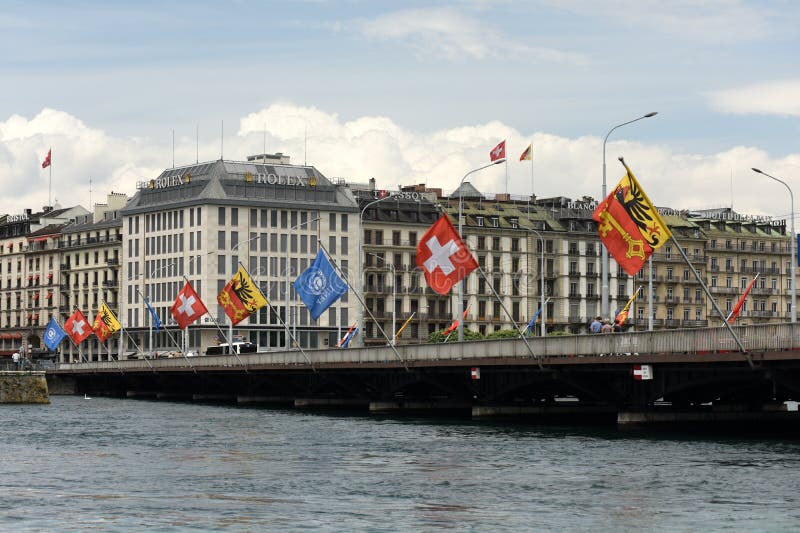 Ginevra, Svizzera - 5 giugno 2017: Gli svizzeri diminuiscono e bandiera del gene fotografia stock Ginevra, Svizzera - 5 giugno 2017: Gli svizzeri diminuiscono e bandiera del gene fotografia stock