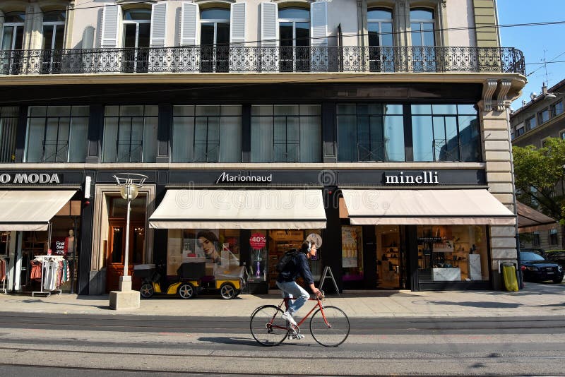 Ginevra: vita cittadina, centro commerciale e trasporti stradali fotografia stock libera da diritti Ginevra: vita cittadina, centro commerciale e trasporti stradali fotografia stock libera da diritti