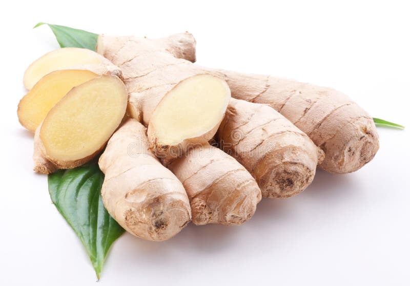 Gingembre frais avec des lames. image stock