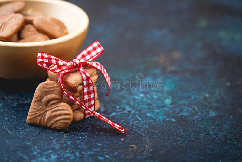 Ginger Heart deu forma a cookies para o dia de Valentim imagens de stock Ginger Heart deu forma a cookies para o dia de Valentim imagens de stock