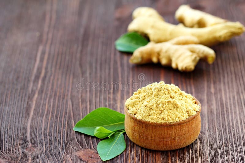 Ginger root and ginger powder in the bowl