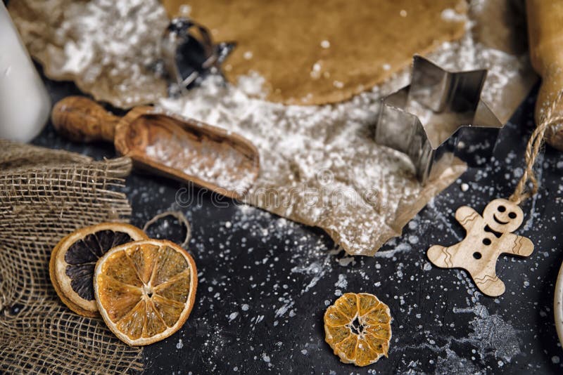 Gingerbröd för det nya året och jultoma royaltyfri fotografi