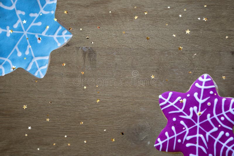 Gingerbrödstjärna på träets textur fotografering för bildbyråer