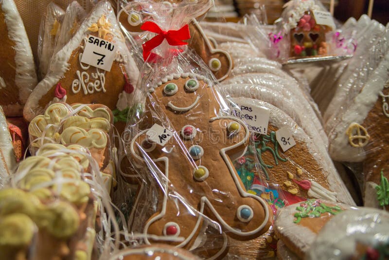 Gingermankoekjes in de doos stock afbeeldingen Gingermankoekjes in de doos stock afbeeldingen