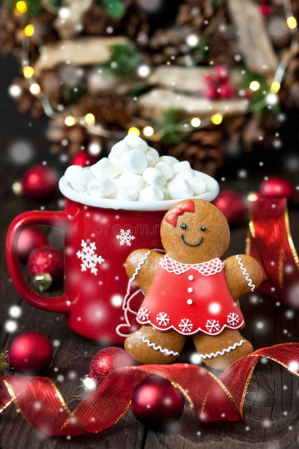 Chocolat Chaud De Noël Avec Des Guimauves, Des Biscuits Au Gingembre Et Des  Décorations Festives Banque D'Images et Photos Libres De Droits. Image  64961604