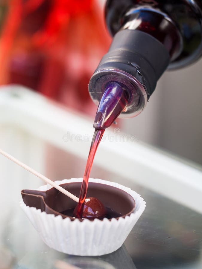 Ginja de Obidos, liquore tradizionale dell'amarena, servito in piccolo immagine stock libera da diritti Ginja de Obidos, liquore tradizionale dell'amarena, servito in piccolo immagine stock libera da diritti
