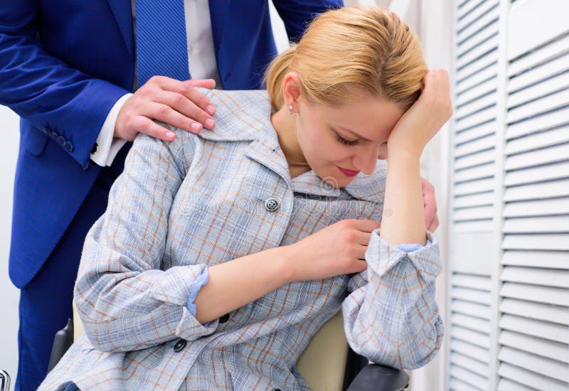 Ginocchio di tocco Se siete testimone della violazione di diritti Collega di Sexually Harassing Female dell'uomo d'affari immagine stock Ginocchio di tocco Se siete testimone della violazione di diritti Collega di Sexually Harassing Female dell'uomo d'affari immagine stock