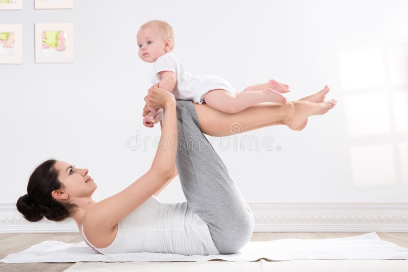 Ginástica da mãe e do bebê imagem de stock royalty free Ginástica da mãe e do bebê imagem de stock royalty free