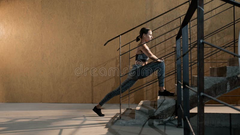 Ginástica mulher esticando pernas nas escadas antes do exercício