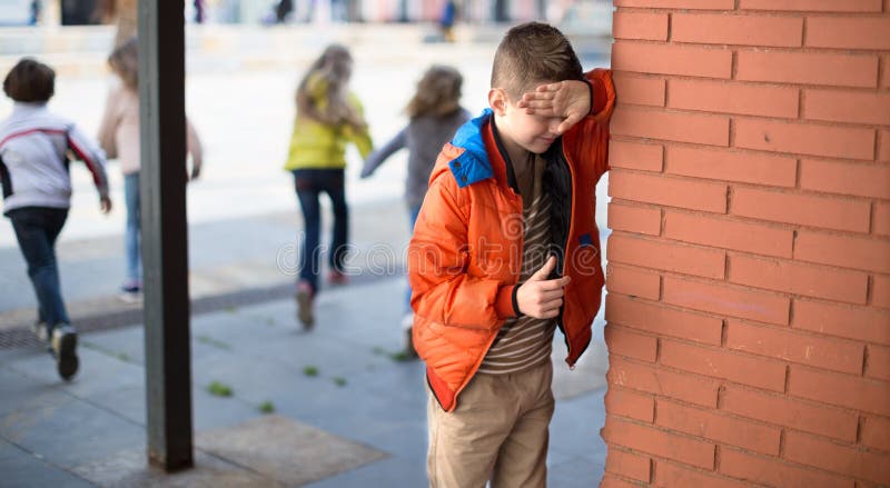 Giocando pellame - e - ricerca occhi chiusi del ragazzo le sue mani che stanno al bri immagini stock libere da diritti Giocando pellame - e - ricerca occhi chiusi del ragazzo le sue mani che stanno al bri immagini stock libere da diritti