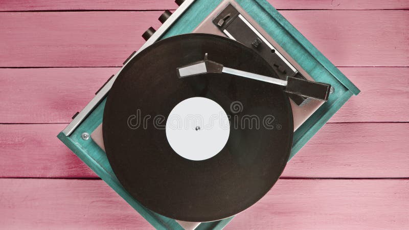 Giocatore d'annata del vinile su un fondo di legno blu Vista superiore Retr fotografia stock libera da diritti Giocatore d'annata del vinile su un fondo di legno blu Vista superiore Retr fotografia stock libera da diritti