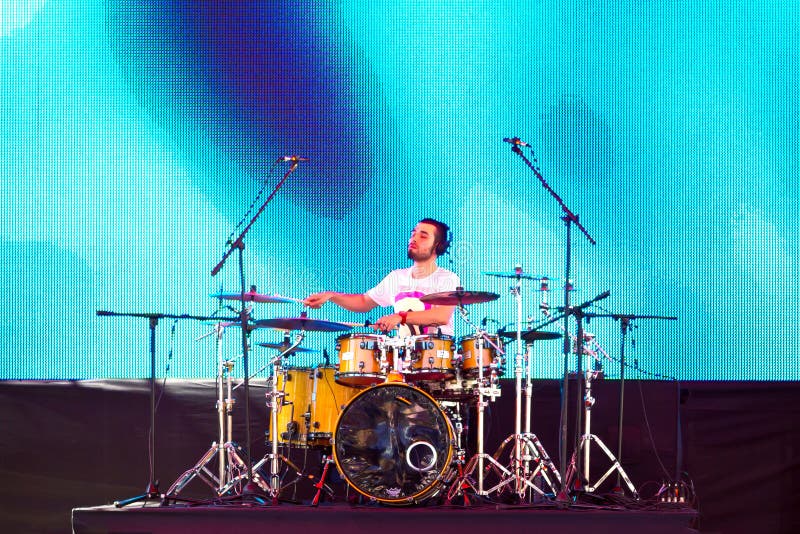Giocatore del tamburo sul palco fotografie stock Giocatore del tamburo sul palco fotografie stock