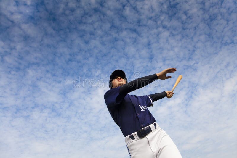 Giocatore di baseball che prende un'oscillazione fotografie stock libere da diritti Giocatore di baseball che prende un'oscillazione fotografie stock libere da diritti