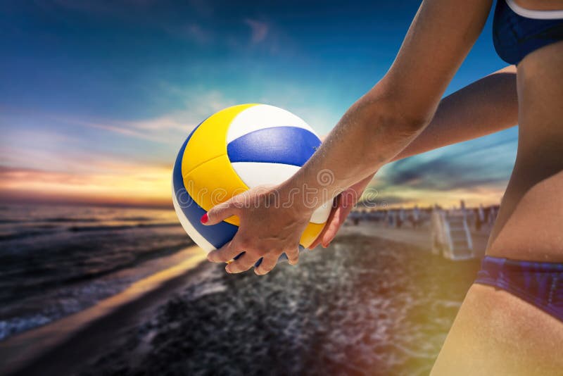 Giocatore di beach volley, giocante estate Donna con la sfera immagini stock Giocatore di beach volley, giocante estate Donna con la sfera immagini stock
