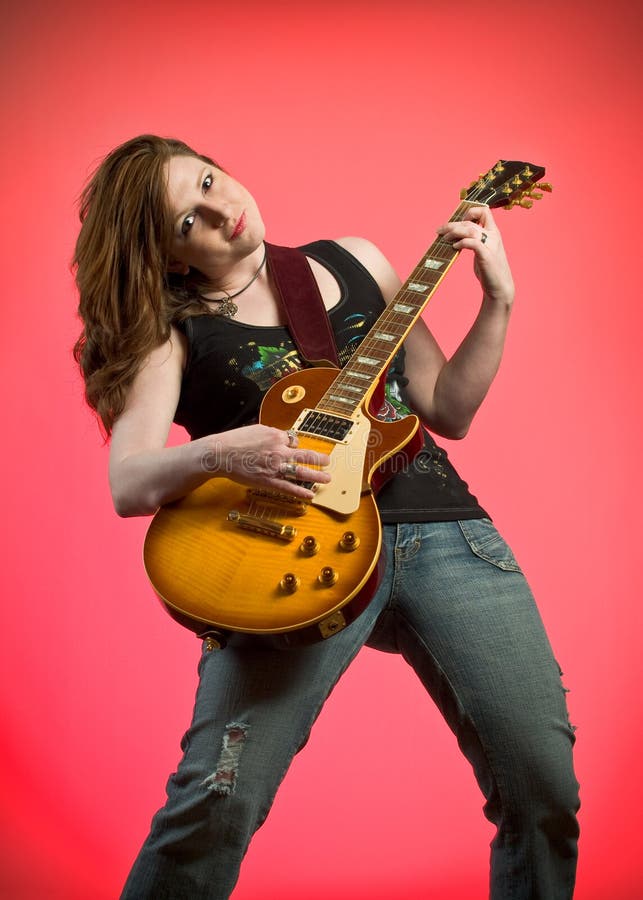 Giocatore di chitarra elettrica del musicista della ragazza dell'attuatore fotografia stock Giocatore di chitarra elettrica del musicista della ragazza dell'attuatore fotografia stock