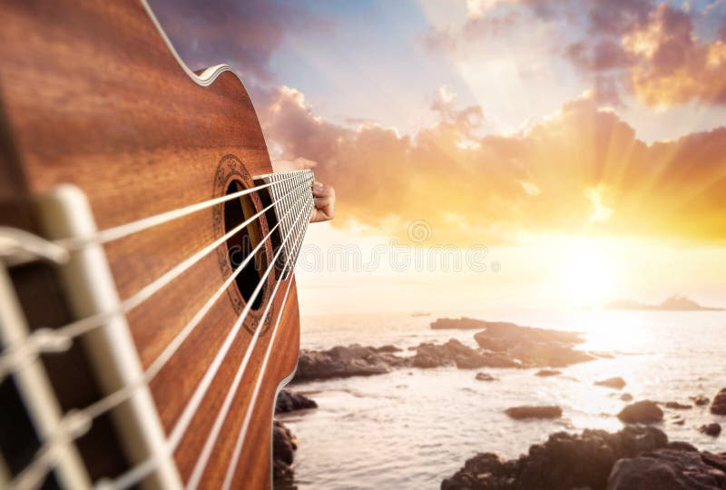 Giocatore di chitarra sulla spiaggia fotografie stock libere da diritti Giocatore di chitarra sulla spiaggia fotografie stock libere da diritti