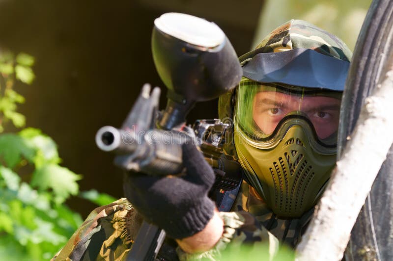 Giocatore di Paintball con la pistola fotografia stock libera da diritti Giocatore di Paintball con la pistola fotografia stock libera da diritti