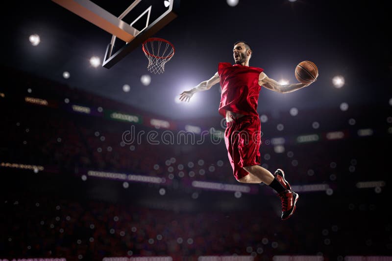 Giocatore di pallacanestro rosso nell'azione