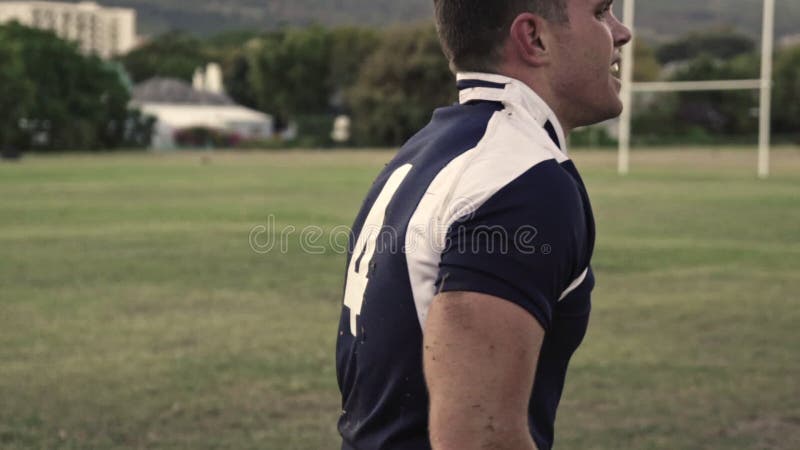 Giocatore di rugby che sembra stanco dopo il gioco