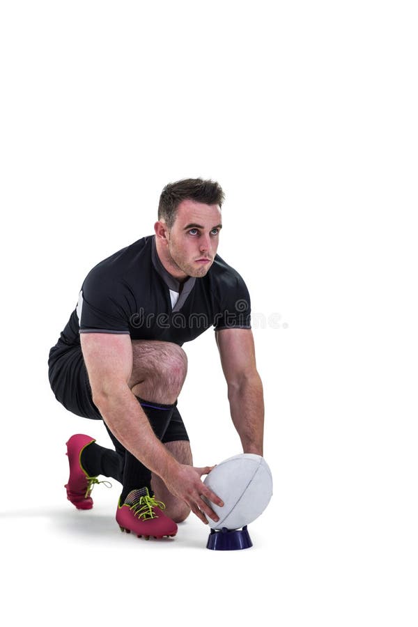 Giocatore di rugby che si prepara per dare dei calci alla palla fotografia stock libera da diritti Giocatore di rugby che si prepara per dare dei calci alla palla fotografia stock libera da diritti