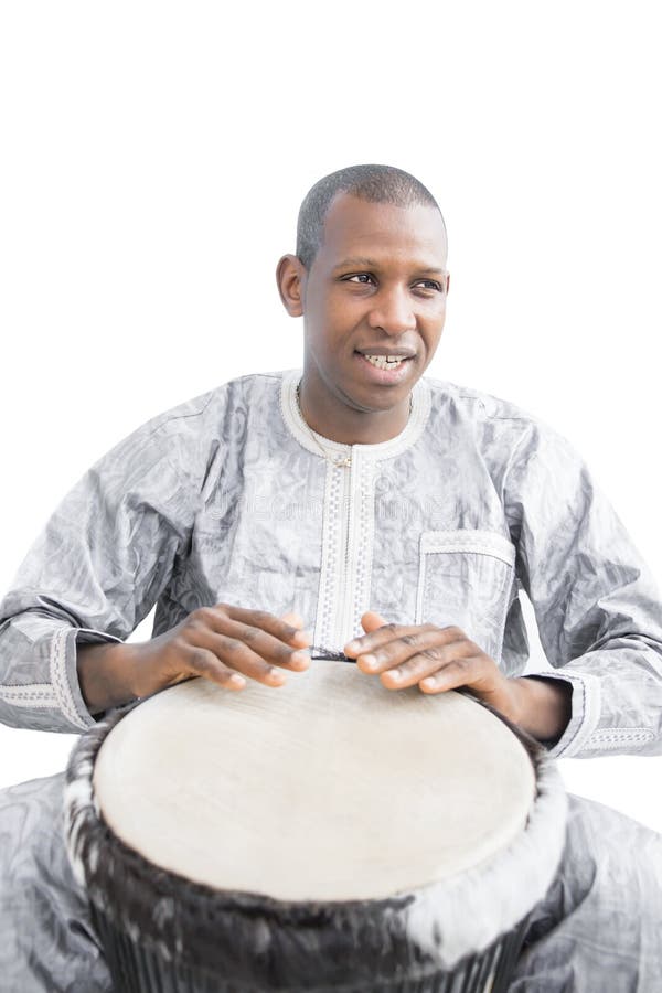 Giocatore reale di Djembe, indumento tradizionale, Senegal immagine stock Giocatore reale di Djembe, indumento tradizionale, Senegal immagine stock
