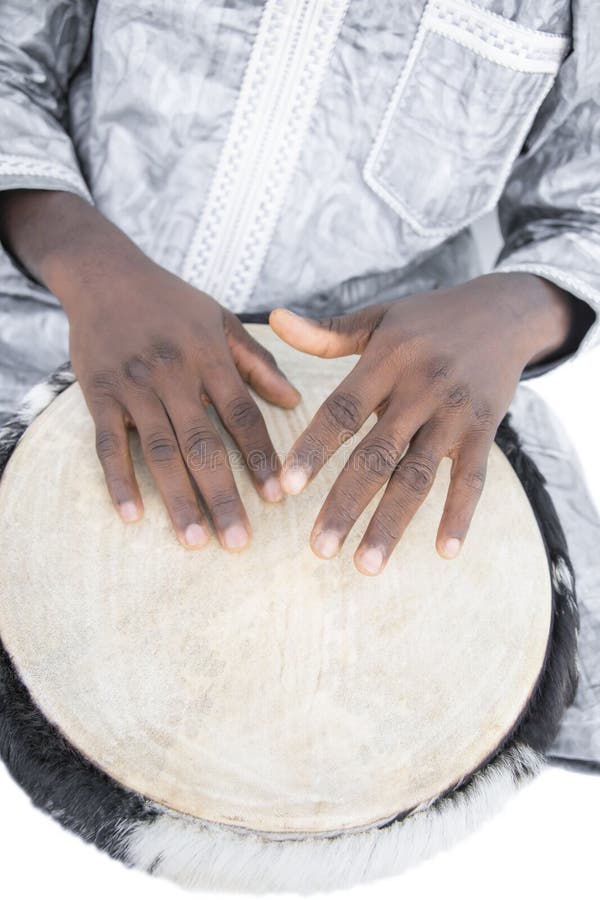 Giocatore reale di Djembe, indumento tradizionale, Senegal fotografia stock Giocatore reale di Djembe, indumento tradizionale, Senegal fotografia stock