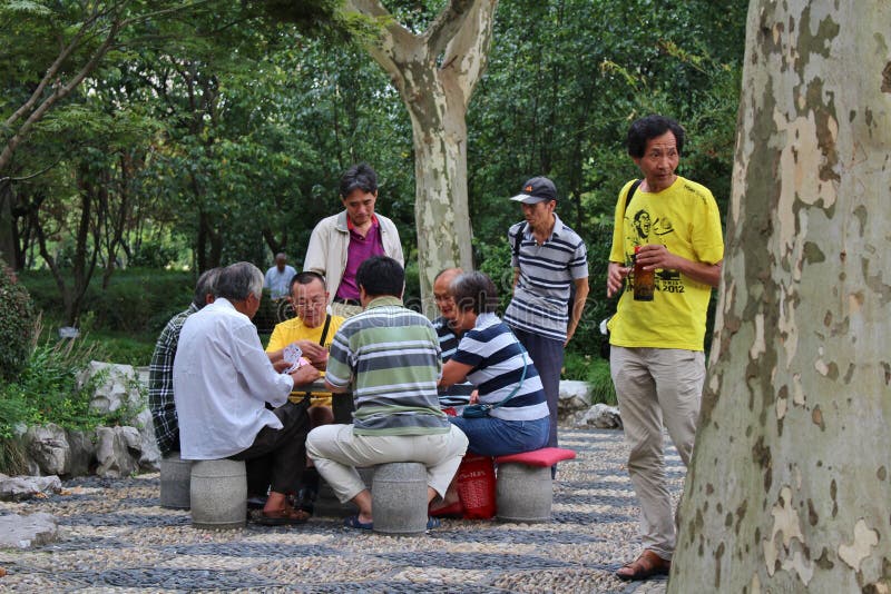 Giocatori di carta nel parco di Fuxing, Shanghai fotografia stock Giocatori di carta nel parco di Fuxing, Shanghai fotografia stock