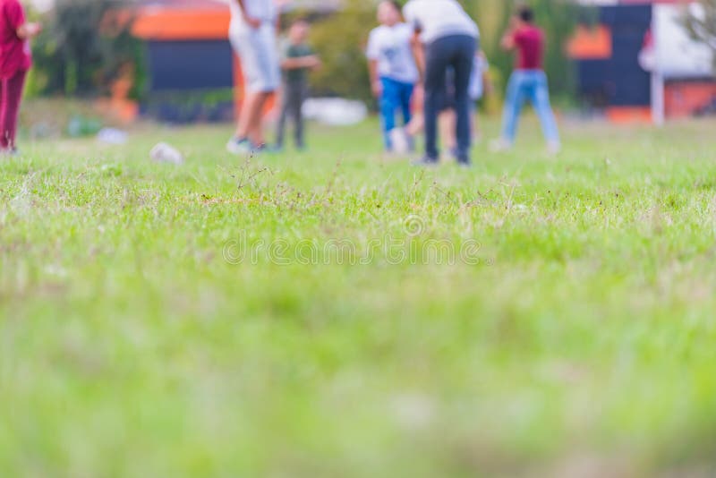Giocatori di football americano vaghi dei bambini piccoli che corrono nel parco fotografia stock libera da diritti Giocatori di football americano vaghi dei bambini piccoli che corrono nel parco fotografia stock libera da diritti