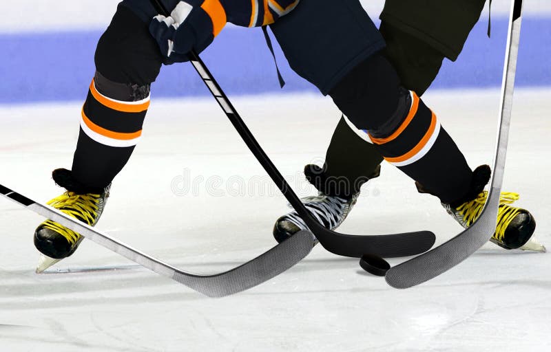 Giocatori di hockey su ghiaccio sulla pista di pattinaggio