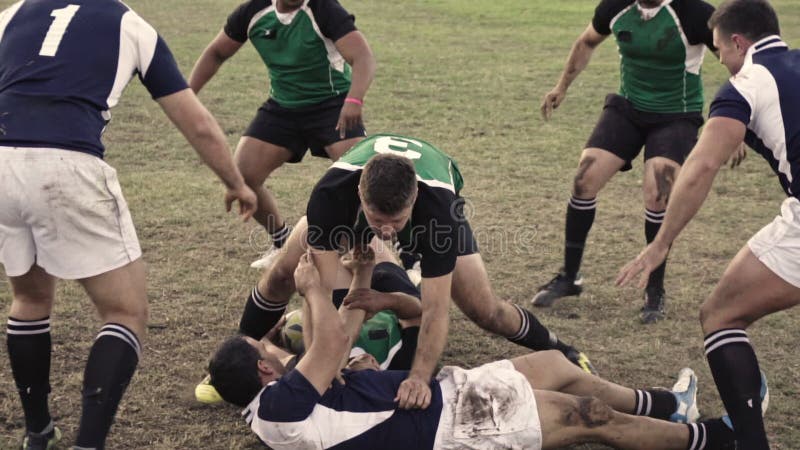 Giocatori di rugby che affrontano durante il gioco