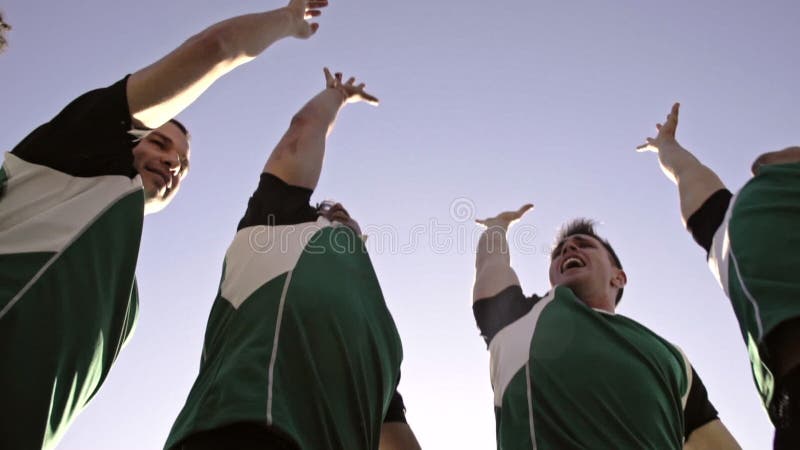 Giocatori di rugby che fanno una mischia